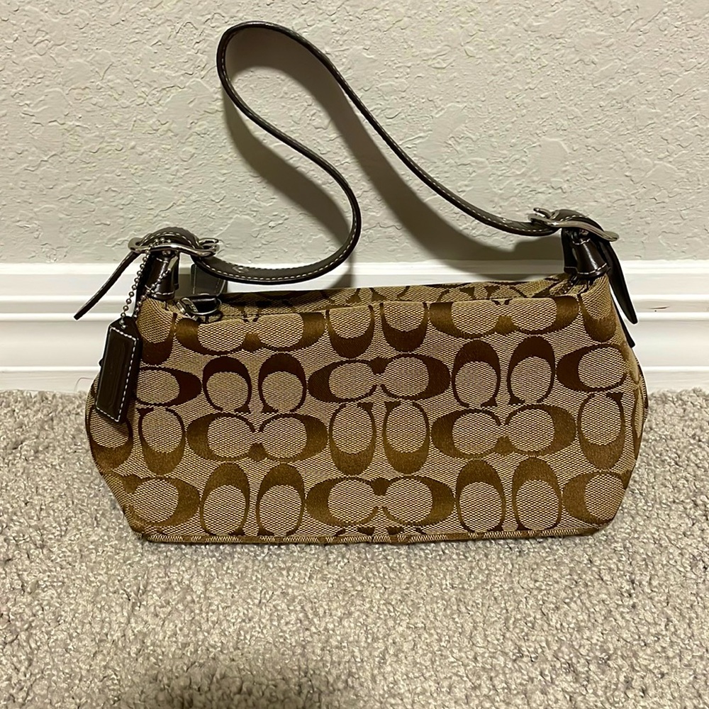Great coach shoulder bag ,very clean inside ,handle is in great condition.